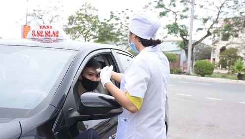 Trong ngày đầu triển khai, cũng như những địa phương khác, việc phân công thành viên tổ công tác gặp khó khăn khi cả phường chỉ có 5 nhân viên y tế, không đủ để tham gia các tổ công tác theo đúng chỉ đạo. 