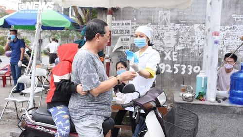 Với những công dân ra vào địa phương không đeo khẩu trang được phát khẩu trang miễn phí. Tuy nhiên, các cán bộ y tế cũng như cán bộ các ban ngành khác luôn nhắc nhở mọi người sử dụng khẩu trang nơi công cộng để đảm bảo công tác phòng chống dịch bệnh an toàn, hiệu quả.