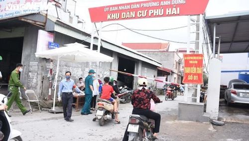 Trả lời PV VTC News, ông Đỗ Đức Thời - Chủ tịch UBND phường Anh Dũng cho hay, đến 7h ngày 27/3, các chốt trên địa phận phường hoạt động ổn định. 