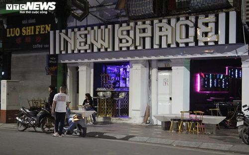 Một quán cafe chưa đóng cửa nhưng cũng không có khách nào ghé thăm.