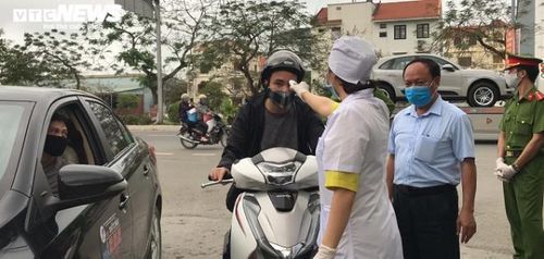 Tại Tổ dân phố Phú Hải 3 (phường Anh Dũng, Dương Kinh, TP Hải Phòng) sáng 27/3, tổ công tác kiểm soát dịch bệnh tích cực triển khai công tác kiểm tra thân nhiệt theo đúng chỉ đạo của Ban Thường vụ Thành ủy Hải Phòng.