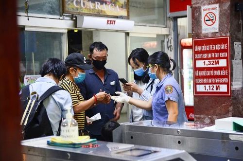Hành khách hoàn thành các thủ tục trước khi vào phòng chờ.