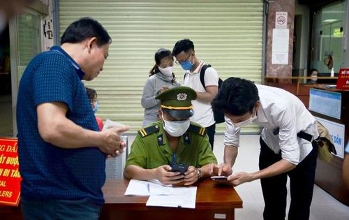 Khai báo y tế tại ga trước khi lên tàu.