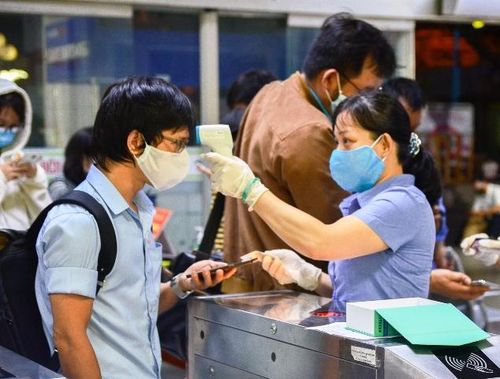 Đo thân nhiệt hành khách.