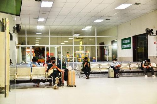 Thực hiện đeo khẩu trang và ngồi cách xa nhau tại ga.