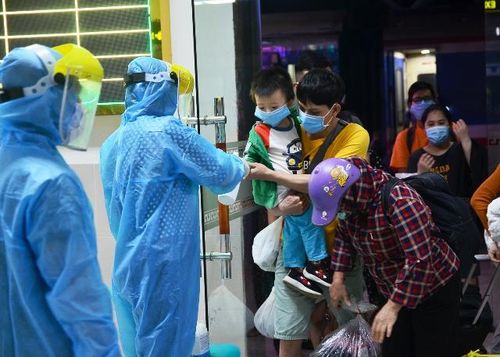 Tất cả hành khách đều mang khẩu trang và rửa tay sát khuẩn.