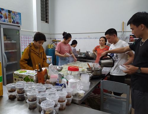 Các tình nguyện viên đang chuẩn bị các suất ăn.
