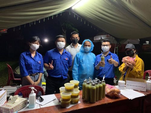 Các tình nguyện viên trong CLB trao quà cho các chiến sĩ và cán bộ nhân viên tại Ga Đà Nẵng.