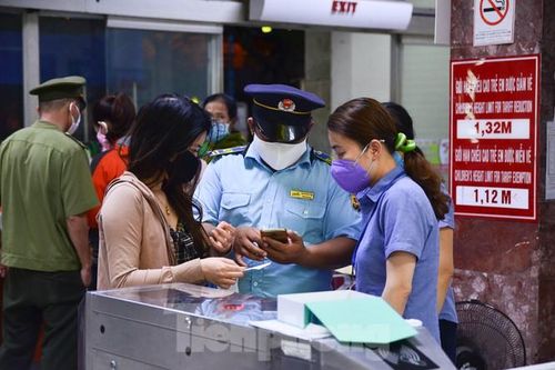 Tại đây, ngoài các nhân viên Ga Đà Nẵng còn có lực lượng hỗ trợ từ Công an Thành phố, Sở Ngoại vụ, Công an quận Thanh Khê, Trung tâm Y tế quận Thanh Khê... chia ca túc trực 24/24, tất cả đều được trang bị đồ bảo hộ nghiêm ngặt.