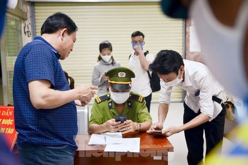 Theo ông Lê Văn Chiến, Giám đốc Công ty CP Vận tải Đường sắt Sài Gòn, Công ty này đã phối hợp với lực lượng chức năng thành phố Đà Nẵng để tiến hành quy trình kiểm soát thân nhiệt và yêu cầu khai báo y tế đối với tất cả hành khách xuất phát từ ga Đà Nẵng lên tàu và theo chiều ngược lại.