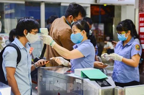 Sau khi thực hiện xong việc khai báo y tế, hành khách sẽ được di chuyển vào khu vực soát vé và được nhân viên Ga Đà Nẵng kiểm tra thân nhiệt trước khi vào phòng chờ.