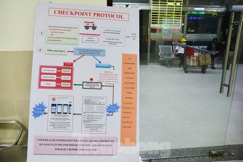 Tất cả các khu vực ga đến, ga đi, quầy bán vé và khu soát vé trong Ga Đà Nẵng đều được bố trí dung dịch rửa tay sát khuẩn để hành khách sử dụng.