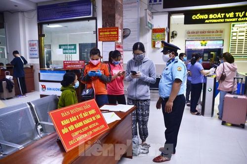 Cụ thể, theo chiều từ Ga Đà Nẵng lên tàu, hành khách được nhân viên nhà ga hướng dẫn khai báo y tế bắt buộc trước khi làm thủ tục soát vé. Hành khách có thể khai báo trên tờ khai y tế in sẵn hoặc khai báo thông qua ứng dụng NCOVI trên điện thoại.