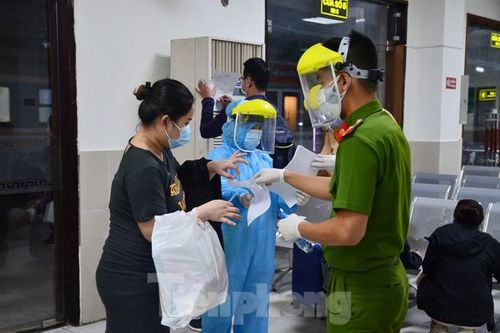 Ga Đà Nẵng là một trong 7 điểm chốt chặn phòng dịch mà UBND TP Đà Nẵng triển khai từ ngày 16/3 để kiểm soát người dân và du khách đến thành phố. Theo đó, tất cả hành khách lên tàu và xuống tàu phải đeo khẩu trang, rửa tay bằng dung dịch sát khuẩn, được kiểm tra thân nhiệt và bắt buộc phải khai báo y tế.