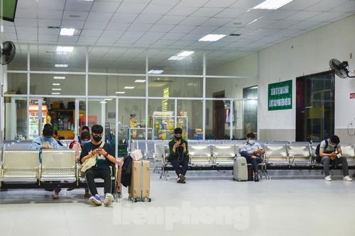 Tại phòng chờ, hành khách được yêu cầu đeo khẩu trang và giữ khoảng cách.