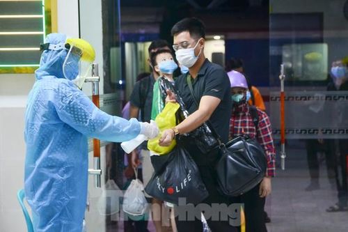 Ở chiều ngược lại, tất cả hành khách xuống tàu sẽ phải di chuyển đến khu vực nhà ga theo lối đi riêng.