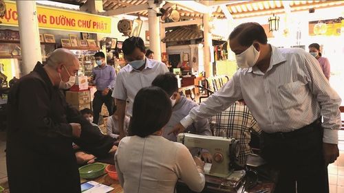 Chủ tịch Ủy ban Mặt trận Tổ quốc Việt Nam tỉnh Lê Thành Công tìm hiểu, thăm hỏi, động viên tổ may