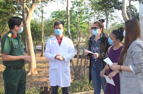 Cán bộ Trường Quân sự TP Hồ Chí Minh động viên người cách ly y tế.