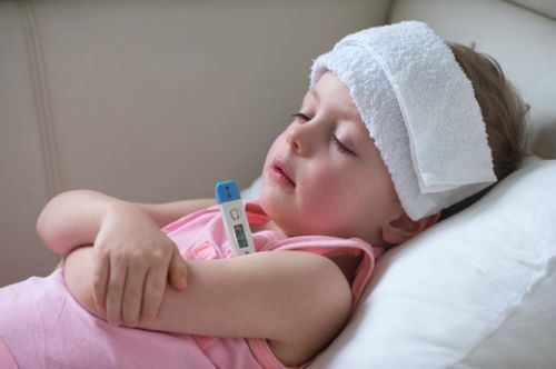 Khi sốt giảm thì trẻ bắt đầu xuất hiện các nốt phát ban trên người