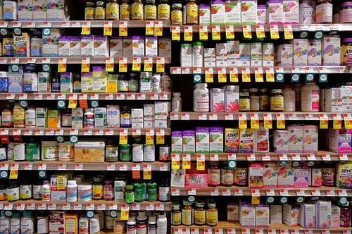 Thị trường tràn ngập các sản phẩm thực phẩm chức năng khiến người tiêu dùng bối rối khi muốn lựa chọn những sản phẩm an toàn, đáng tin cậy.