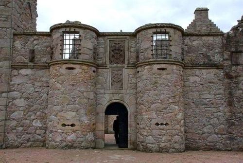 Lối vào Lâu đài Tolquhon ở Scotland.