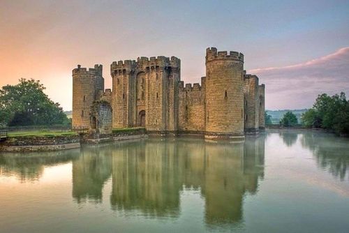 Lâu đài Bodiam ở Đông Sussex, nước Anh, được xây dựng năm 1385. Hào nước chung quanh là một đặc điểm phòng ngự.