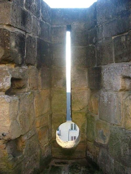 Lỗ châu mai để bắn tên hoặc súng đại bác ở lâu đài Château de Caen, Pháp.