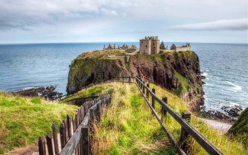 Pháo đài clifftop được gọi là Lâu đài Dunnottar được cho là lần đầu tiên được xây dựng ở Scotland vào đầu thời Trung cổ.
