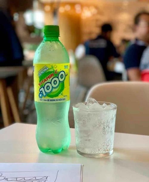  Một chai nước khoáng chanh Lemona 500 ml chứa 500 mg vitamin C, tương đương 800-1.000 g chanh tự nhiên. 