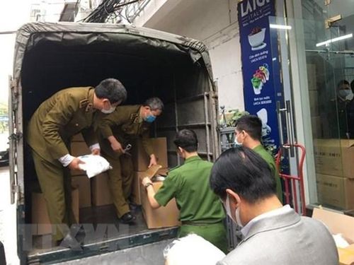 Cơ quan chức năng kiểm tra, thu giữ số hàng hóa không rõ chứng từ, nguồn gốc xuất xứ. (Ảnh: TTXVN phát)