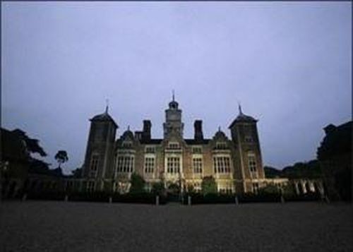 Dinh thự Blickling Hall ở Norfolk: Nơi được cho là có hồn ma của hoàng hậu Anne. Được biết,khi bị đưa vào máy chém, bà nguyền rằng: “Ta sẽ trở lại thành một La Reine sans tête (Nữ hoàng không đầu)”.