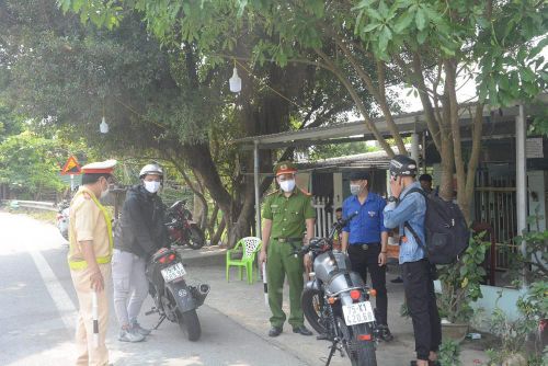 Chốt kiểm tra phía Nam hầm và đèo Hải Vân thực thi nhiệm vụ.