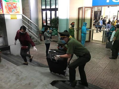 Lực lượng Công an quận Đống Đa hỗ trợ người dân chuyển hành lý lên tàu