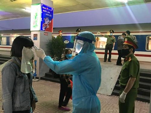 Các hành khách được đo thân nhiệt, yêu cầu 100% đeo khẩu trang, rửa tay sát khuẩn