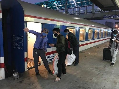 Chuyến tàu Hà Nội - TP HCM duy nhất trong ngày chở những hành khách có nhu cầu di chuyển cần thiết