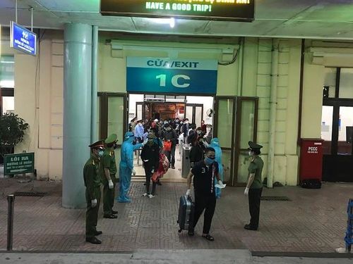 Chốt kiểm soát y tế tại Ga Hà Nội