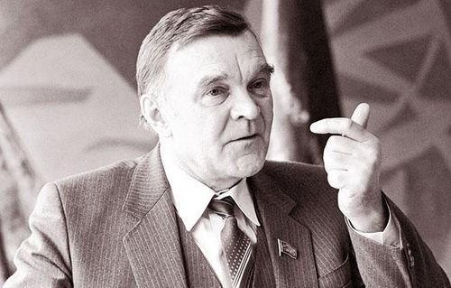 Nhà văn Yury Bondarev.