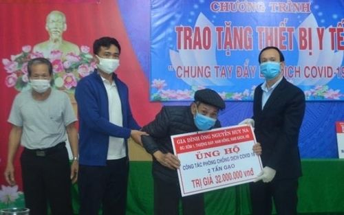 Cụ Nguyễn Huy Na, 95 tuổi ở xã Nam Hồng trao tặng quỹ phòng chống dịch Covid-19 hai tấn gạo.