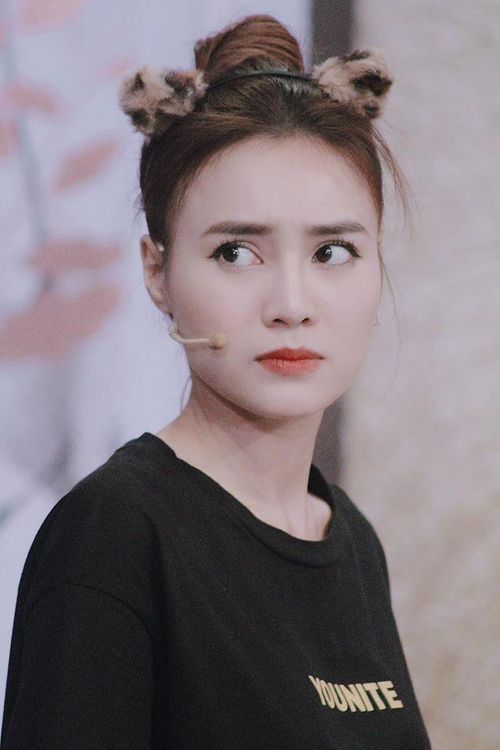 Nữ diễn viên không ngần ngại khoe những bức ảnh bị chụp trộm ở hậu trường ghi hình. Nhiều người nói Lan Ngọc là cô gái "không góc chết".