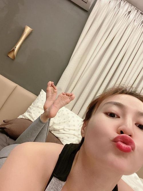 Trước đó, Ninh Dương Lan Ngọc là cô gái "sống thật" nổi tiếng showbiz. Trên mạng xã hội, người đẹp sinh năm 1990 thường xuyên đăng những tấm ảnh với biểu cảm nhí nhố, tự làm xấu. Tuy nhiên, đa phần khán giả đều cho rằng vì sở hữu gương mặt với đường nét hoàn hảo nên khi "dìm chính mình", diễn viên Gái già lắm chiêu vẫn giữ được thần thái đáng ghen tỵ.
