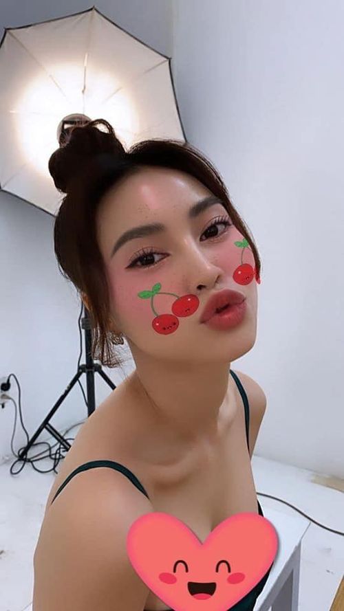 Hiện tại, giống với nhiều nghệ sĩ khác, Ninh Dương Lan Ngọc đã tự cách ly tại nhà được một tháng. Chia sẻ với Zing, cô cho biết đây là quãng thời gian tận hưởng của bản thân. "Tôi nấu ăn, chăm sóc da, chơi game, rèn luyện thể dục, chơi đùa cùng hai đứa cháu trong nhà. Tôi dành nhiều thời gian để xem phim nữa". Nữ diễn viên nói thêm cô đã rất nhớ nghề, mong dịch bệnh mau qua đi để cuộc sống được trở lại bình thường.