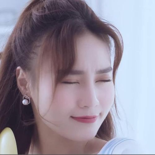 Bên cạnh đó, Lan Ngọc nói vui rằng cô thích được gọi là “nữ hoàng mặt đẹp", thay vì "mặt xấu". "Đùa chứ, xấu đẹp không quan trọng bằng tình cảm khán giả luôn yêu thương và ủng hộ cho tôi suốt thời gian qua", cô nói.