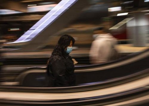 Một phụ nữ đeo khẩu trang khi đi trong ga tàu Atocha ở Madrid, Tây Ban Nha, ngày 13/4ảnh: AP