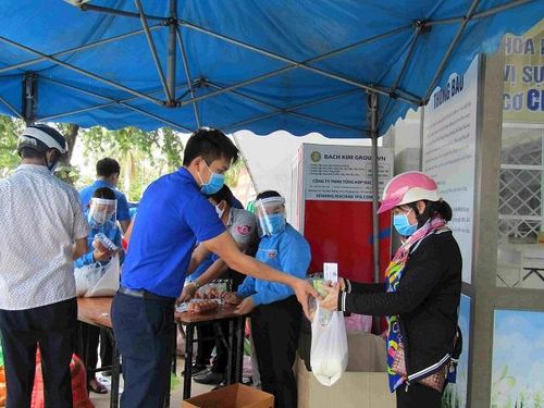  Người dân được nhận gạo và trứng gà.