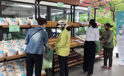 Người nghèo được nhân viên "Siêu thị hạnh phúc" bỏ hàng vào bao.