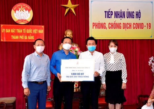 Hội Doanh nhân trẻ TP Đà Nẵng phối hợp cùng với các doanh nghiệp đã trao số tiền ủng hộ hơn 1,5 tỷ đồng (gồm tiền mặt và một số trang thiết bị) để hỗ trợ công tác phòng, chống dịch COVID - 19 trên địa bàn cho Ủy ban MTTQ Việt Nam TP Đà Nẵng