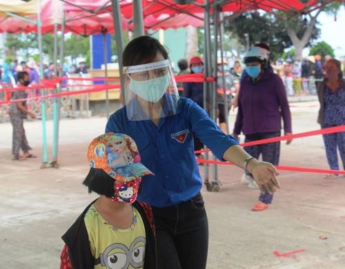 Tỉnh Đoàn Bình Định đã vận động hơn 30 ĐVTN hỗ trợ hướng dẫn người dân giữ khoảng cách, người dân không đeo khẩu trang sẽ được cấp phát khẩu trang vào nhận gạo.