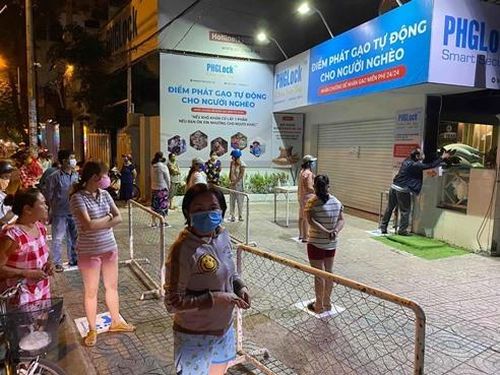 "ATM gạo" ra đời đã giải quyết vấn đề thiếu lương thực của nhiều người dân.