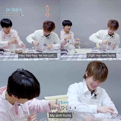 Còn Chenle và Jisung (NCT) thì ngồi cười, cười miết, cười tới đau tay lắm rồi mà vẫn cười vì bọt vẫn chưa bông lên