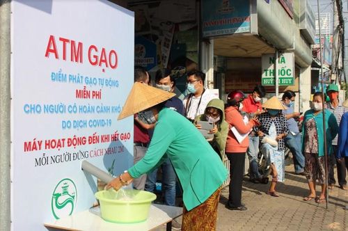 Người dân đến lấy gạo tại cây ATM gạo đầu tiên của Cần Thơ.